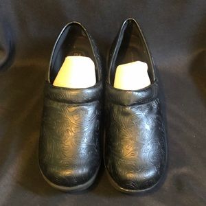 Safe T Step Black Paisley Nursing/Comfort Clogs